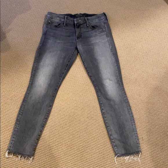 MOTHER Denim - 💥HP💥 MOTHER (FIRM )LOOKER ANKLE FRAY CROP